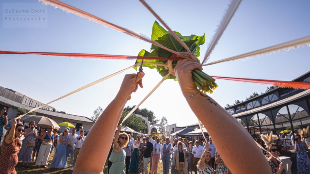 Bouquet de la marié et rubans Mariage été à Belz les Arches de la Ria - Guillaume Coche Photography