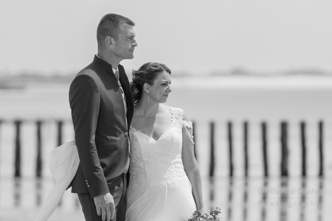 Photo de mariage couple en noir et blanc à la grande plage de Gâvres Lorient - Guillaume Coche Photography