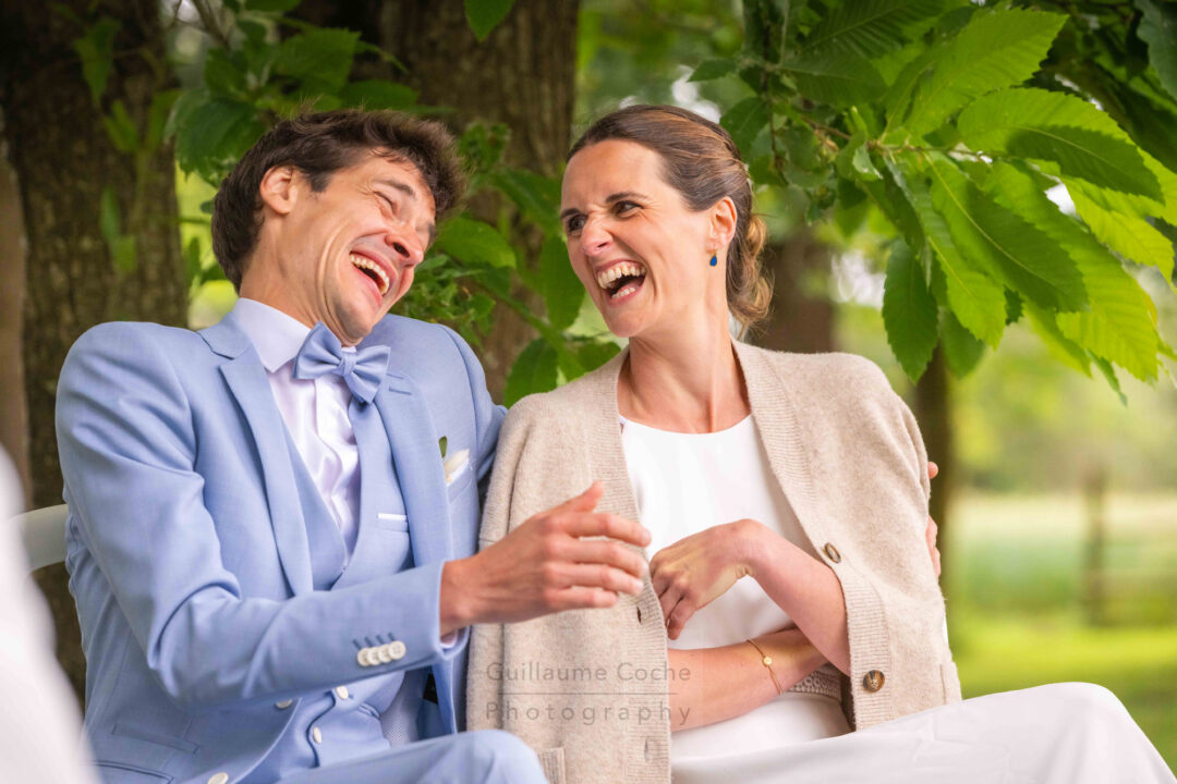 Portrait des mariés en extèrieur cérémonie laïque mariage champêtre au domaine du grand Baud à Nivillac - Guillaume Coche Photography