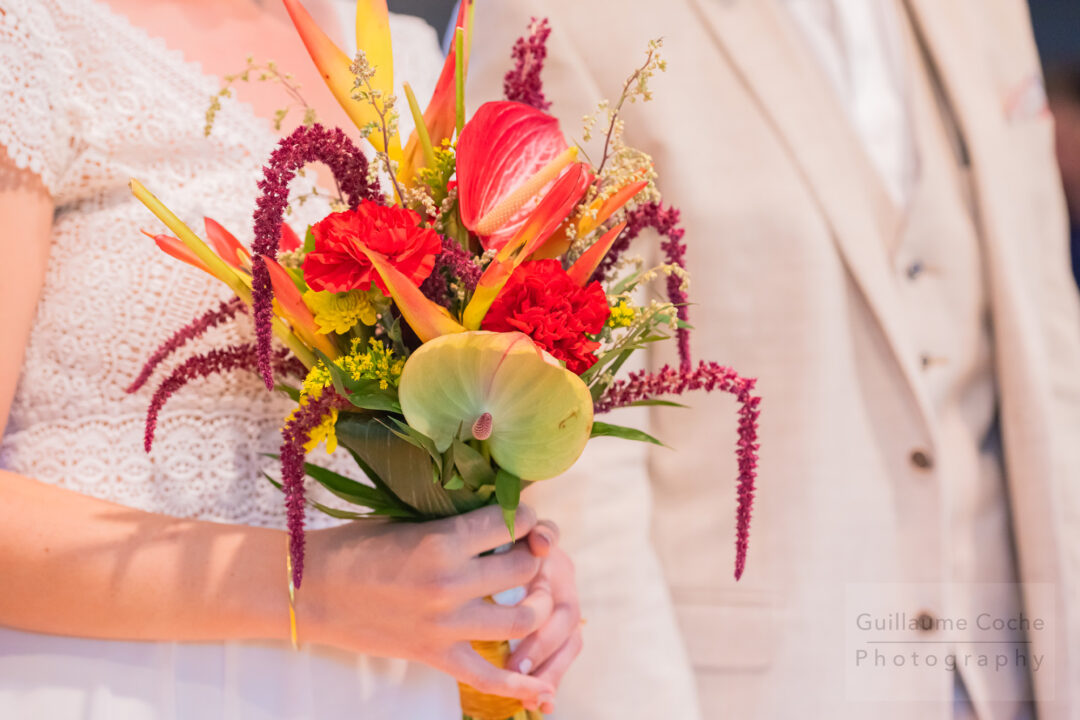 Reportage photo cérémonie de mariage bouquet robe et costume à la mairie de Férel - Guillaume Coche Photography
