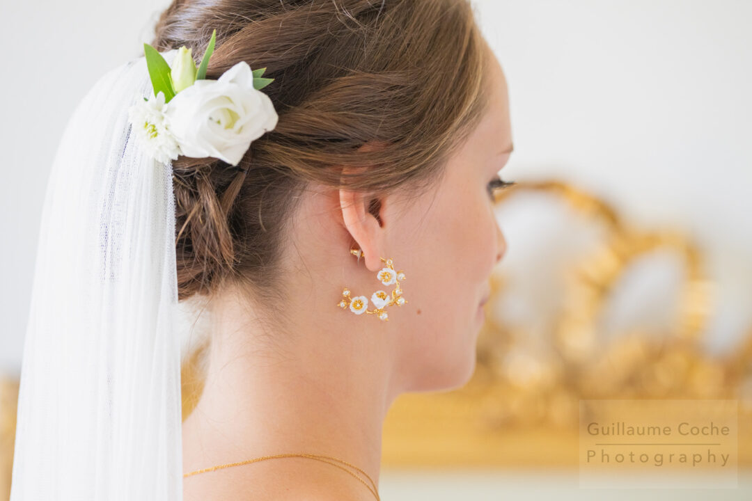 Reportage photo de mariage bijoux coiffure voile et préparatifs de la mariée au domaine du Plessis Kaër - Guillaume Coche Photography