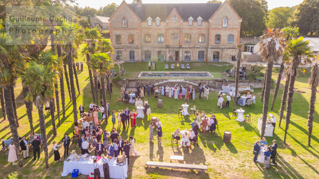 Reportage photo de mariage en drone vin d'honneur en extèrieur au domaine du Plessis Kaër - Guillaume Coche Photography (2)